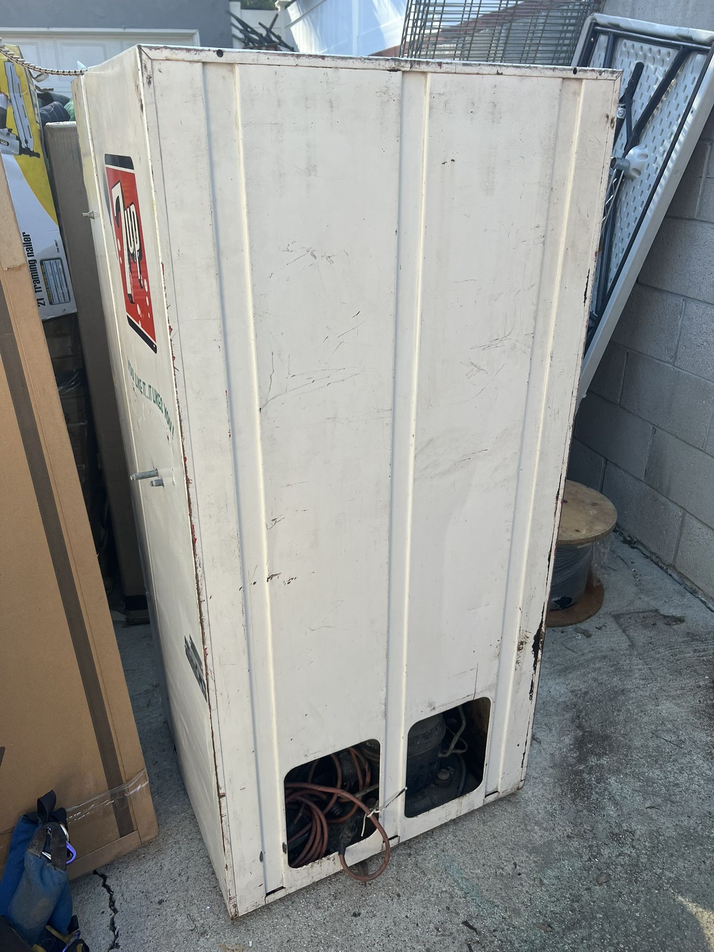 Vintage 1960's Vendorlator 7Up Seven Up Machine