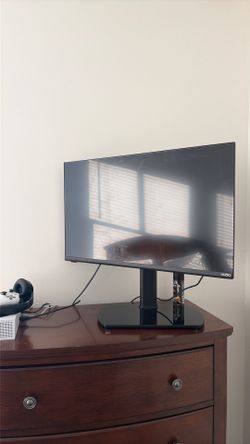 VIZIO 32 in smart HD TV with TV stand