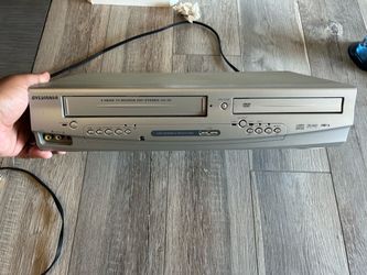 Sylvania SRD4900 DVD/VCR Combo Player – Powers On, Shuts Off – Parts or Repair