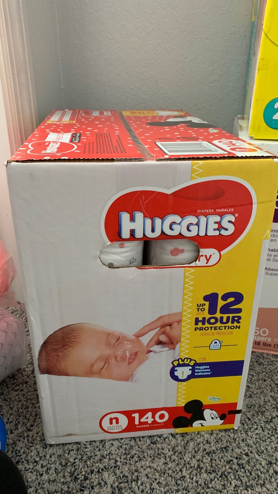 Newborn diapers (HUGGIES)