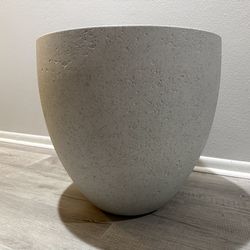 LARGE FAUX CERAMIC INDOOR / OUTDOOR PLANTER