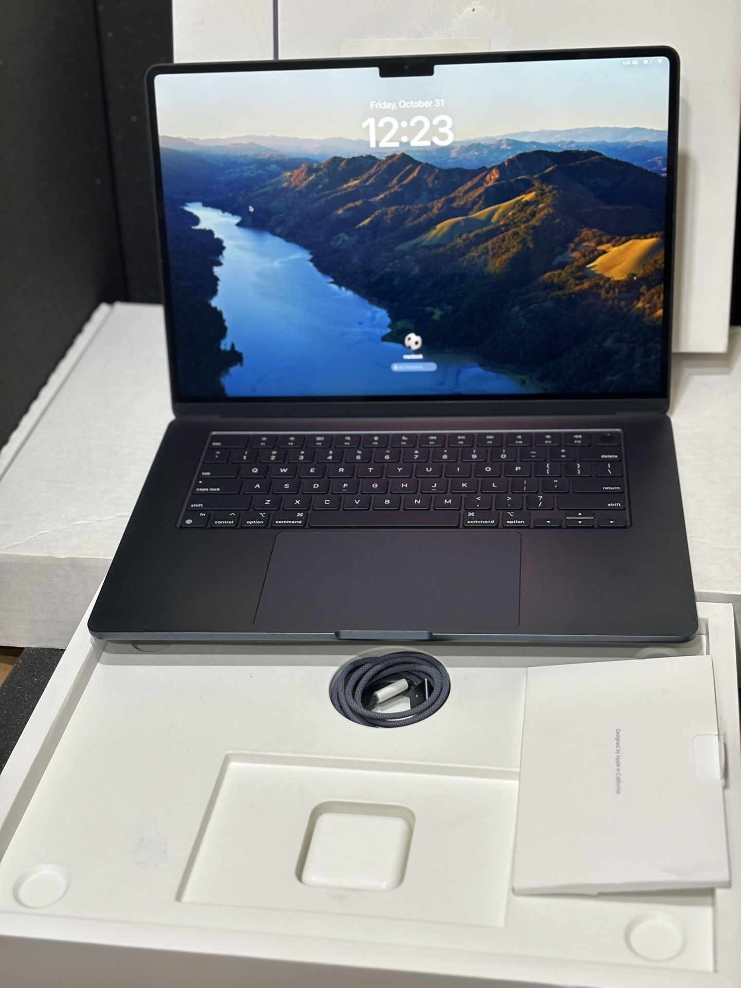 MacBook  Air 15 inch M3 2024 8gb /256 gb Midnight 