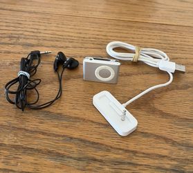 Apple iPod Shuffle Clip Music Media Player In Nice Excellent Condition, Charger Stand & Headphones