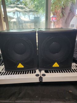Pair of powered subwoofers behringer with covers in excellent new condition