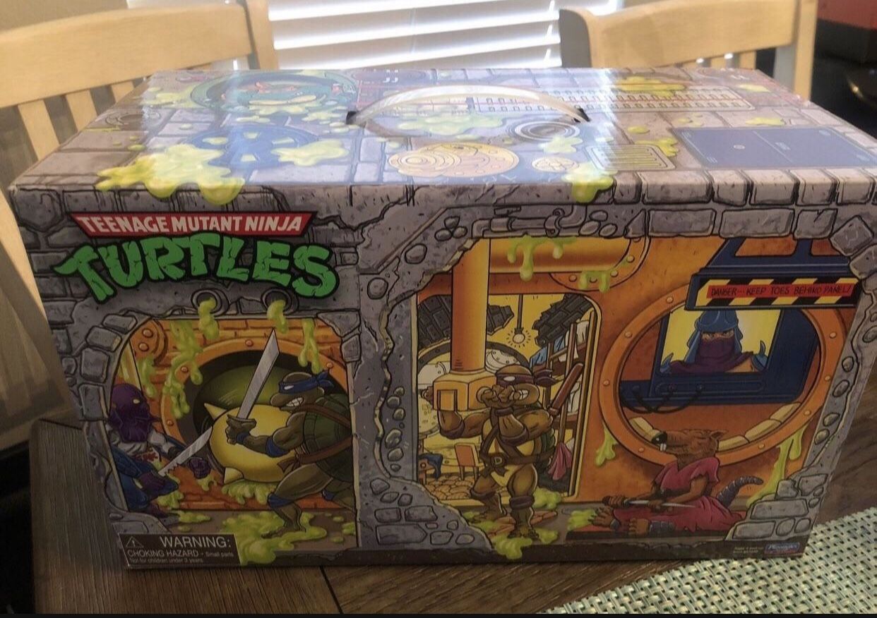 PlayMates Teenage Mutant Ninja Turtles: Retro Rotocast Sewer Lair