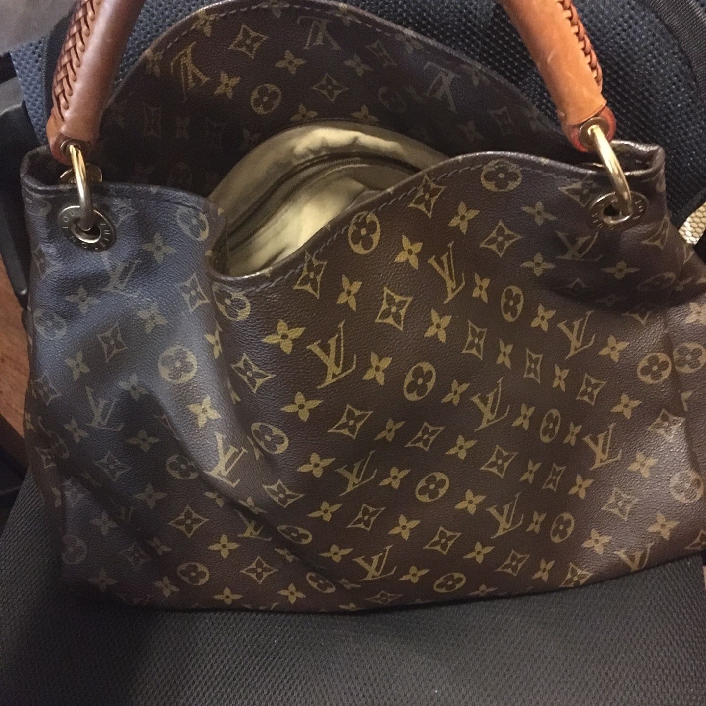 LOUIS VUITTON Artsy GM SOLD🎈