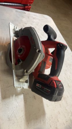 Milwaukee saw with 5.0 battery