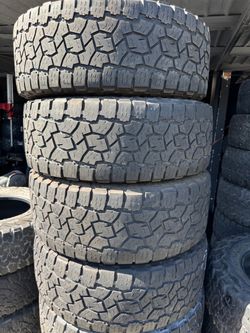 295/65r20 Toyo tires en excelentes condiciones de vida las 4