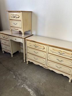 Beautiful 3 piece Vintage little girls bedroom set