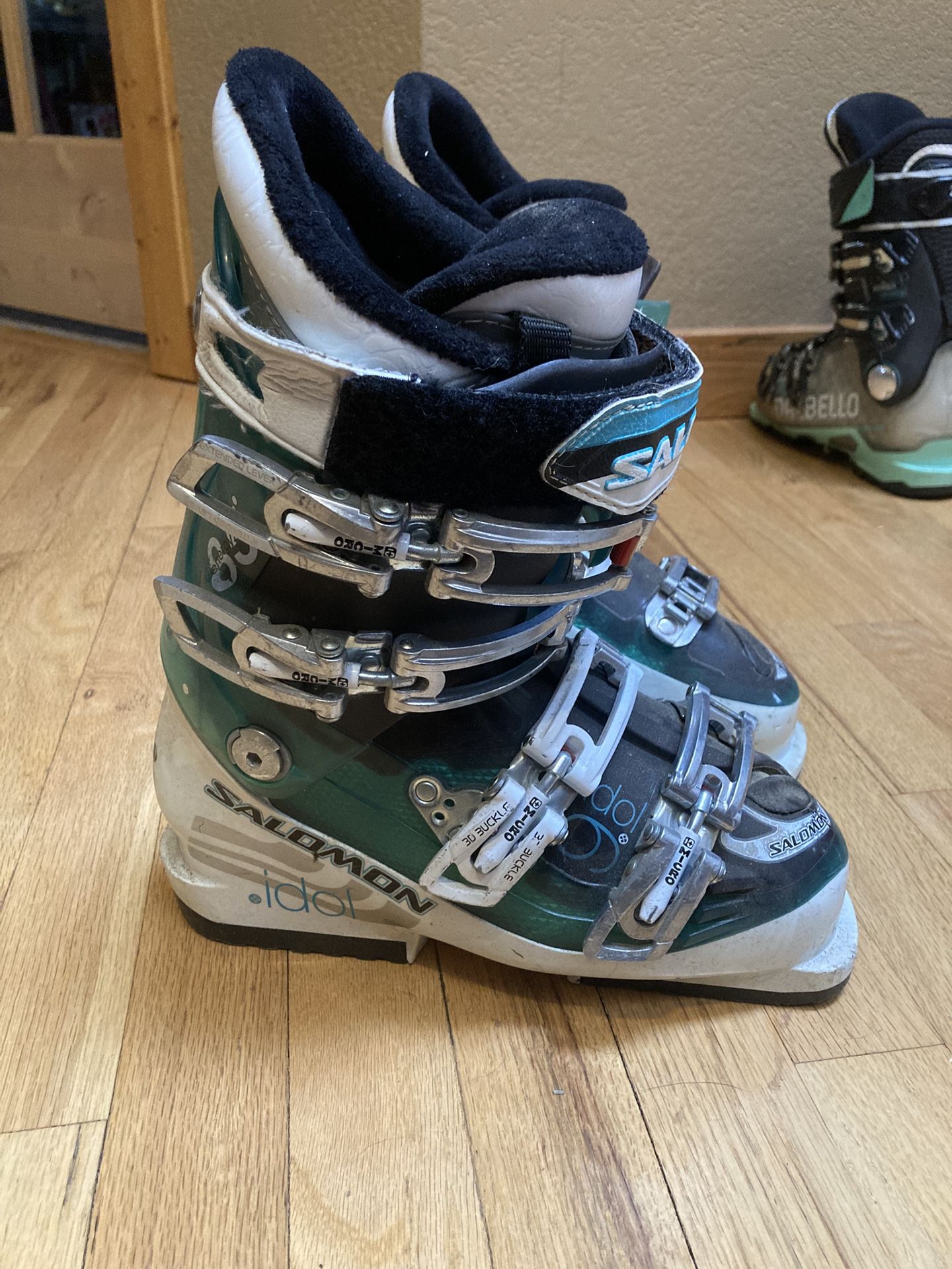 23.5 (6.5) Salomon Ski Boots