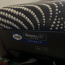 Sealy posturepedic plus hybrid king size