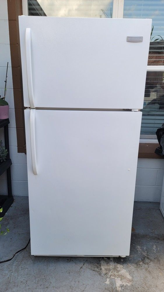 FRIGIDAIRE REFRIGERATOR WORKS PERFECTLY 