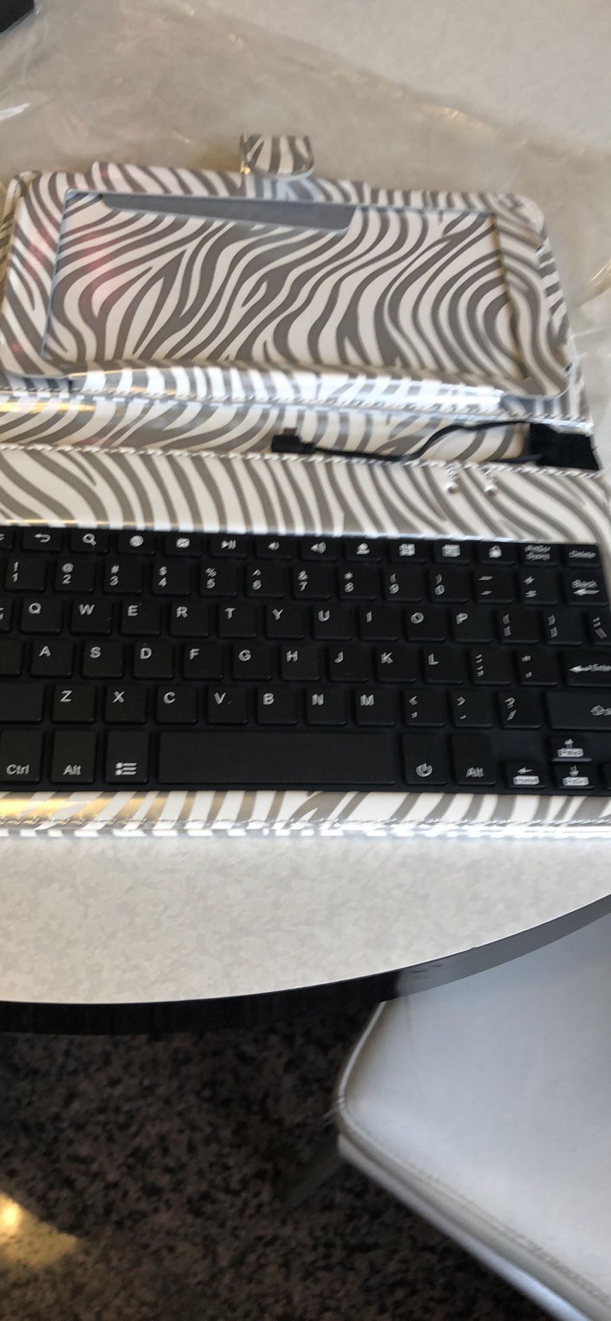 Tablets case with keyboard