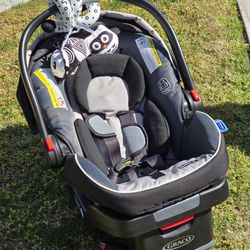 Graco Click to Connect Car Seat And Base (2)