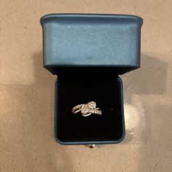 2 CT TW Diamond white gold ring - size 7.5