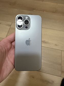 LIKE NEW iPhone 15 Pro Max Natural Titanium & Case