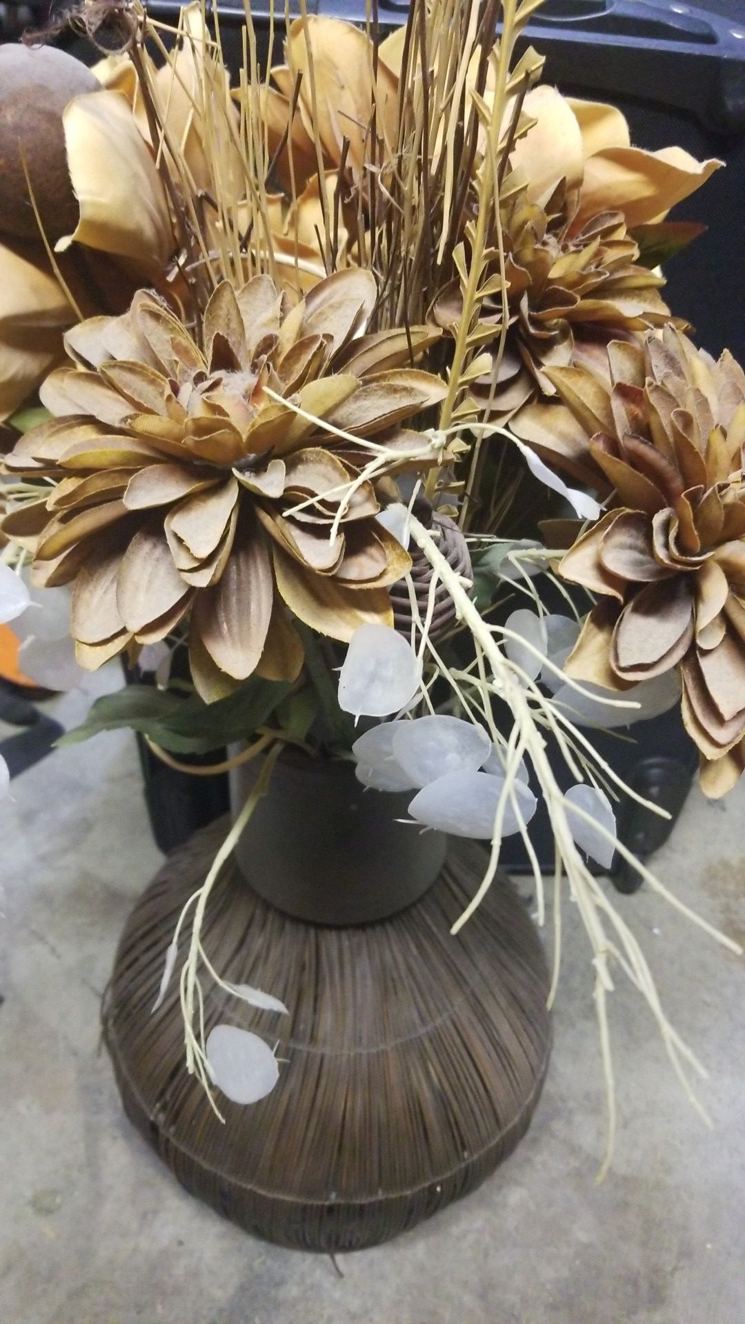 Decor vase and flowers