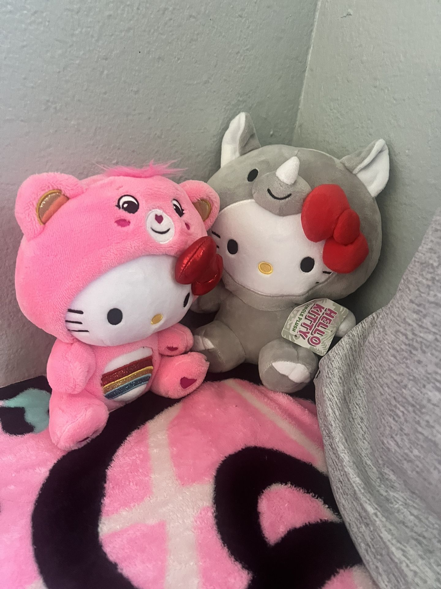 2hello Kitty Plushies 