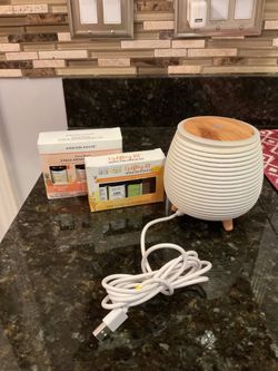 Aromatherapy Diffuser with 5 Essential Oils, Great Condition