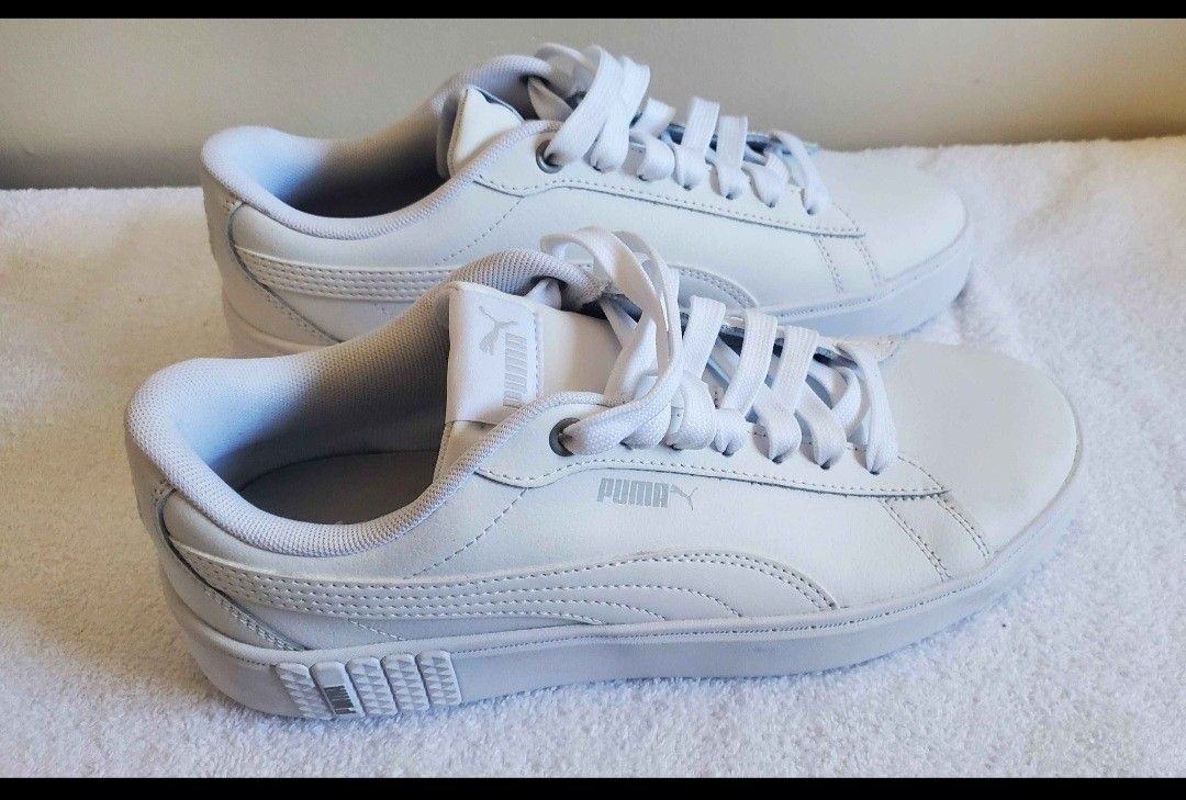 Womans Puma white sneakers New size 10