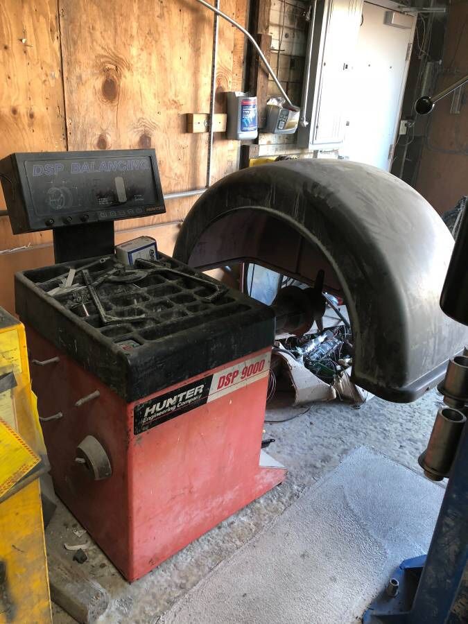 Hunter DSP 9000 tire balancing machine