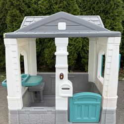 Beautiful Playhouse Excellent Condition 