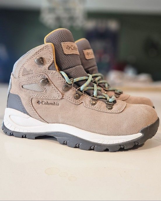 Columbia Women's Newton Ridge Plus Hiking Boots