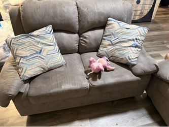 Sofa and loveseat & 4 pillows