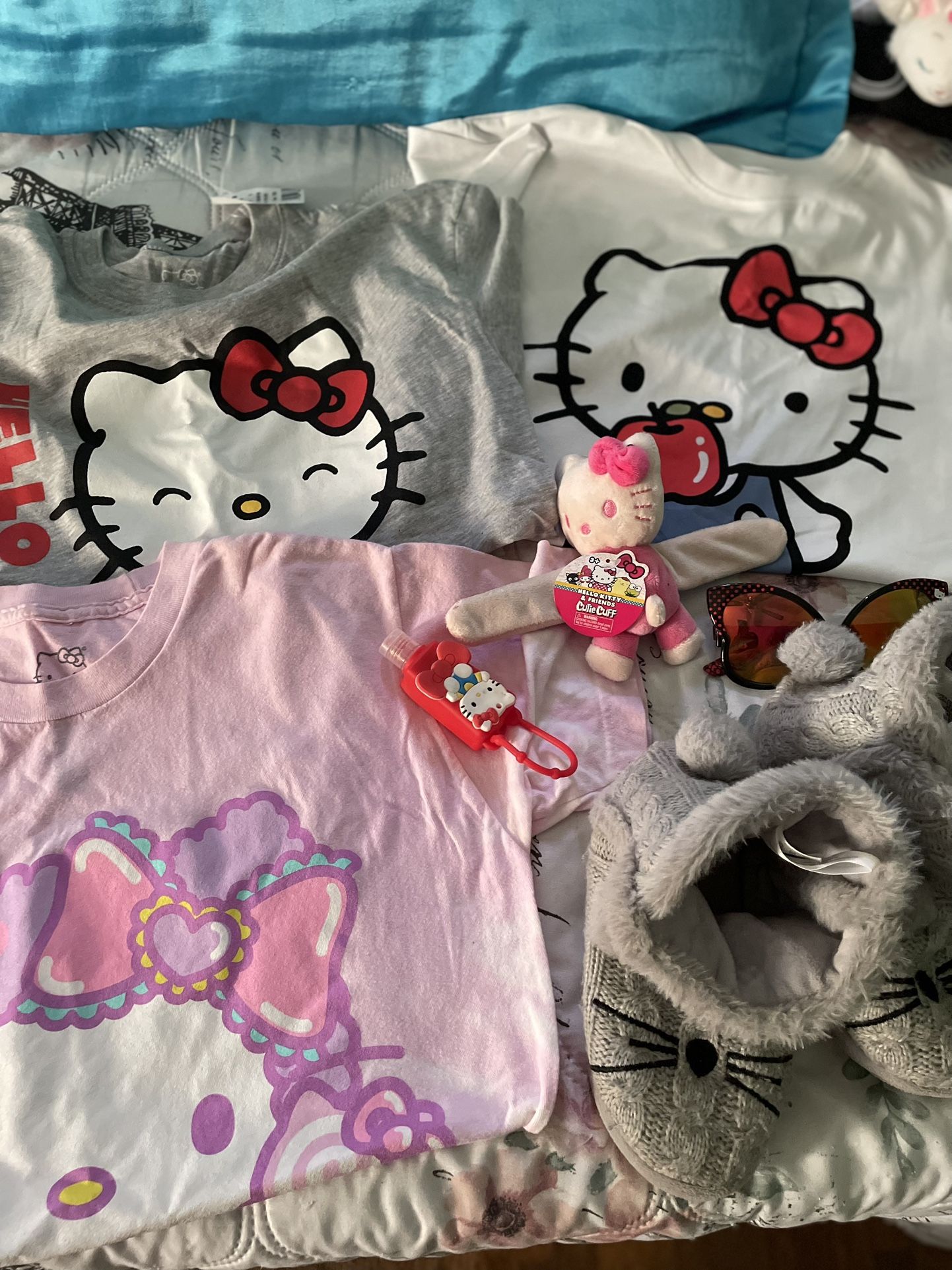 Adorable 💖Hello-Kitty Bundle Tshirts.shades & More!!🤍🩷