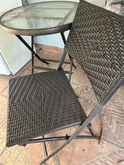 Mesa y una silla