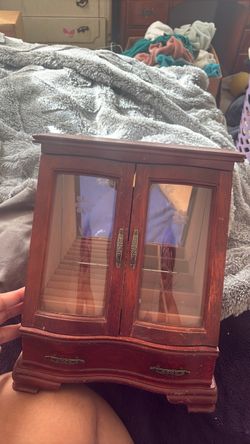 Jewelry box
