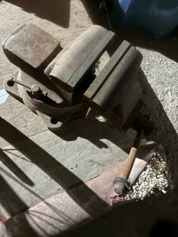 Heavy duty bench vise
