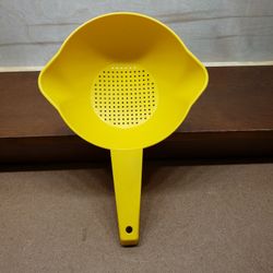 Tupperware Colander With Shaker Bottle 