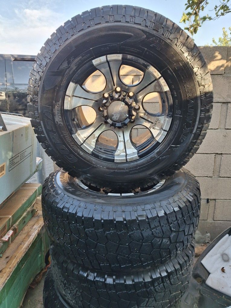 Semi New 4 Corsa Tires LT285/70R17 8 Studs