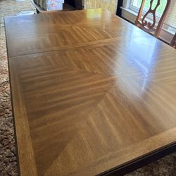 Vintage Bassett Dining table with 6 chairs. 