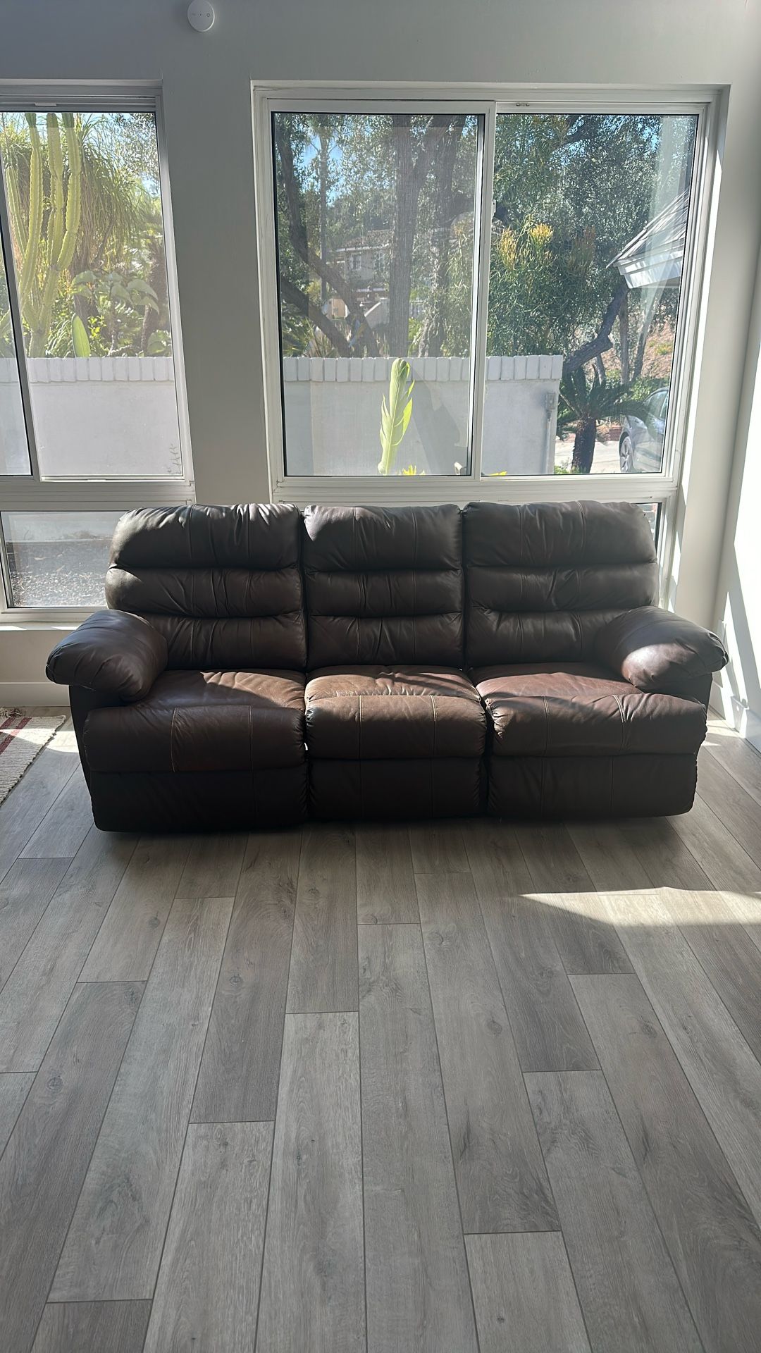 Rich Brown Reclining Sofa – Transitional Style & Plush Comfort