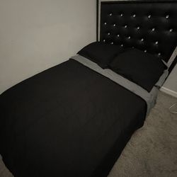 Full Size Black Platform Bed With Diamonds 