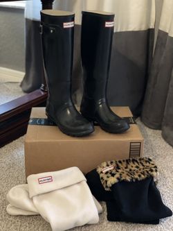 Hunter Tall Black Gloss Rain Boots w/ Two Pairs Of Socks 