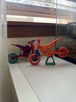 I can print 3 d printed emotes and e-bikes text me what bike you want what color and I will tell you the price.