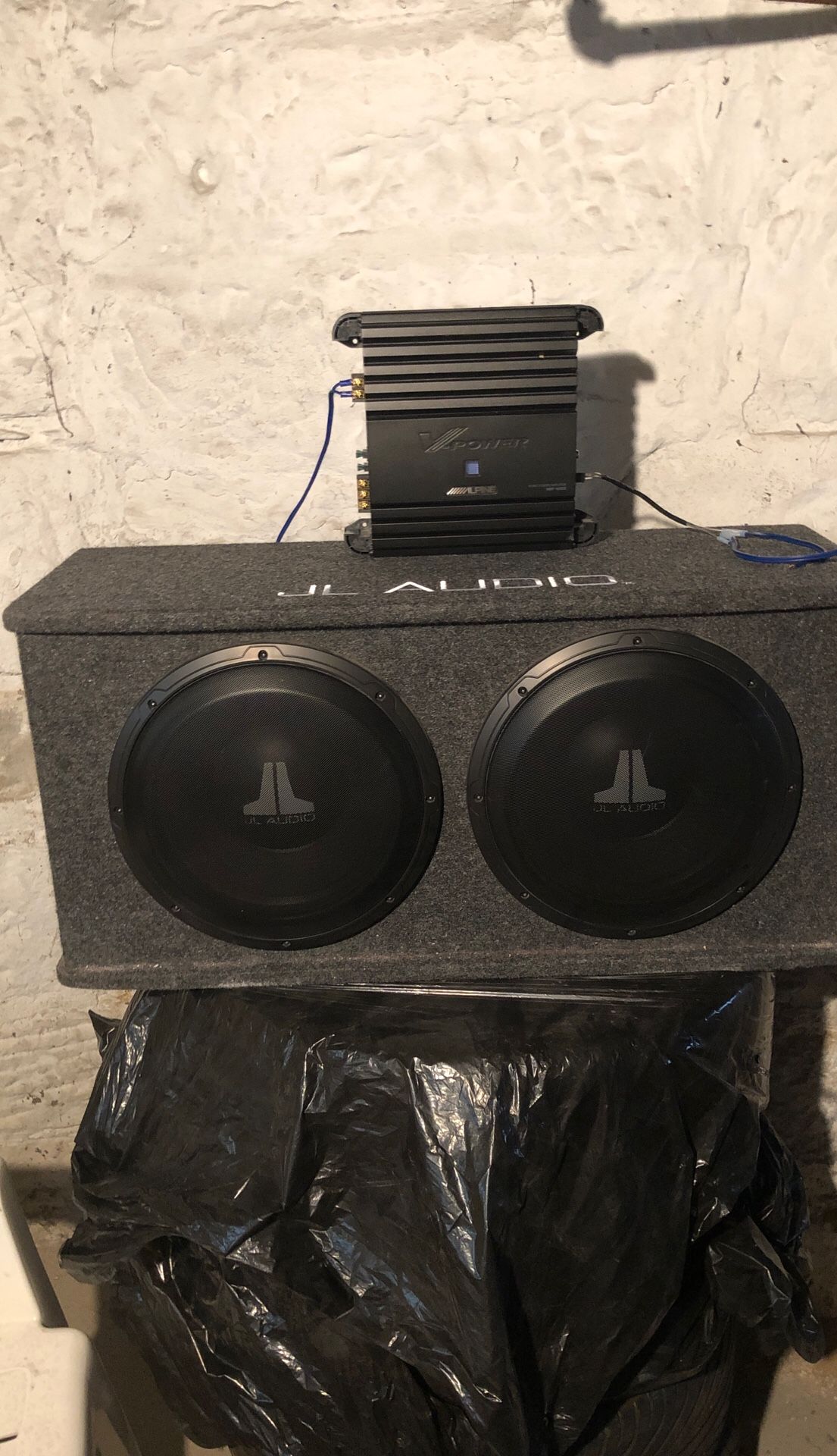 12” JL audio speakers and Alpine amp