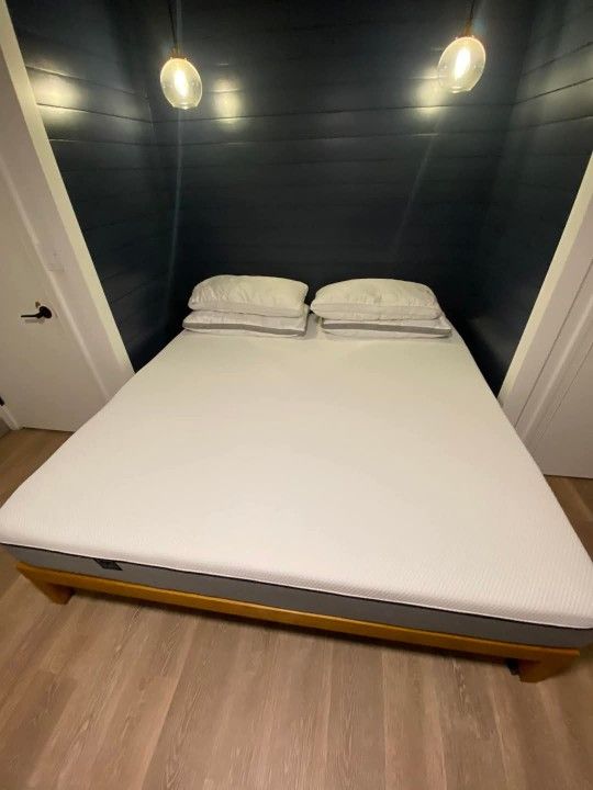 Original Lull Mattress, Queen, Like New, Perfect Condition