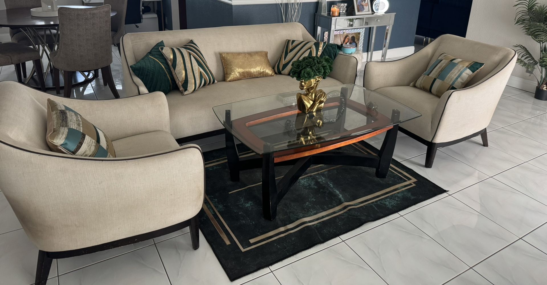FULL Living Room Set , Rug , Table & 4 Pillows