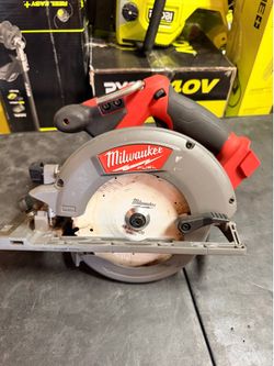 Milwaukee TOOL ONLY  M18 FUEL 18V Lithium-Ion Brushless Cordless 6-1/2 in. Circular Saw USED $165