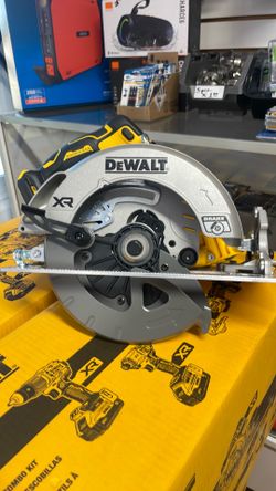 New Dewalt 20v - 7 1/4 -  XR  CIRCULAR SAW BRUSHLESS tool only and pick up only 🔥