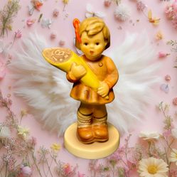 Hummel Goebel 1993 TMK-7 A Sweet Offering Figurine Club Exclusive, 3.75”