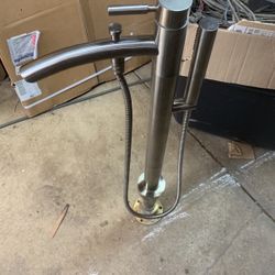 Free Standing Bath Tub Faucet 
