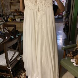 Beautiful  Wedding  Gown Very Good Condition No Stains  Asking $200.Obo
