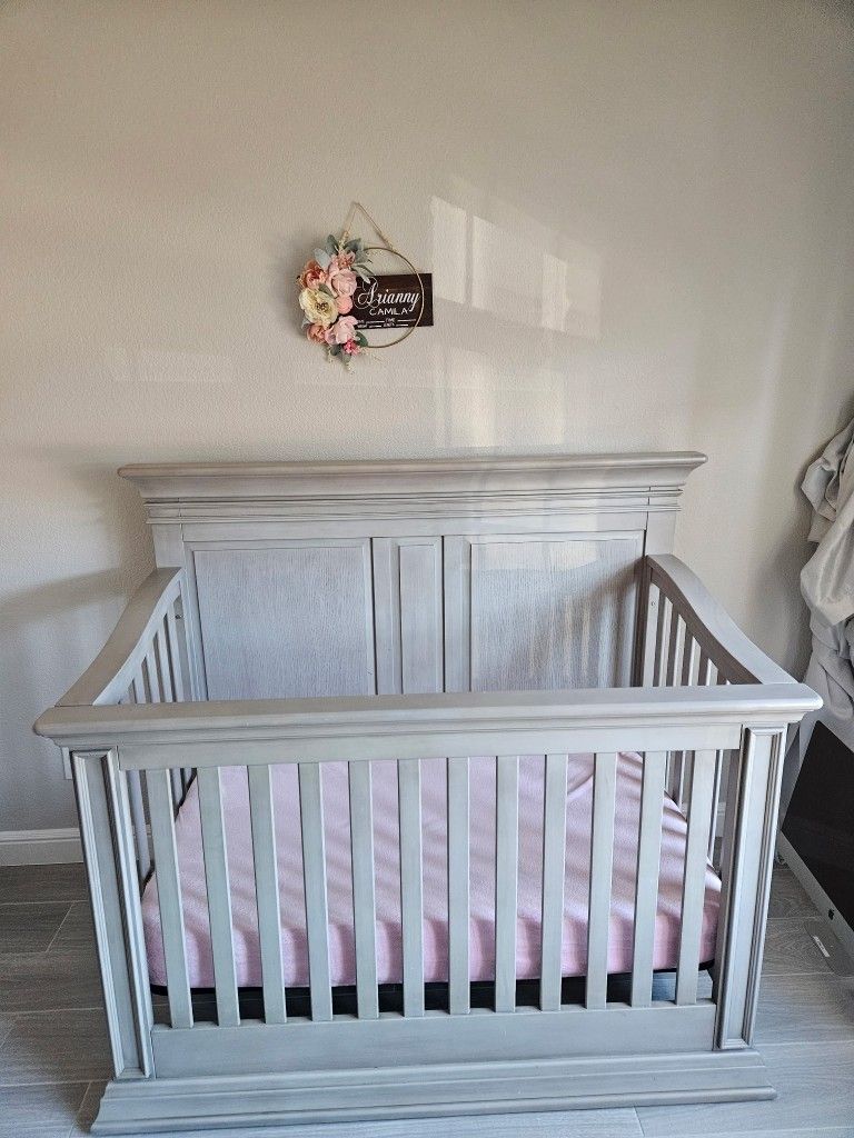 Baby Cache Vienna in Convertible Crib Ash Gray Chest