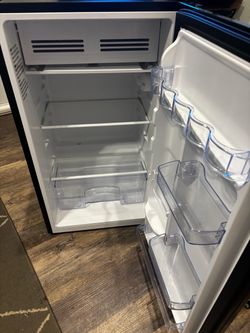 New avanti 3,2 refregerator with freezer