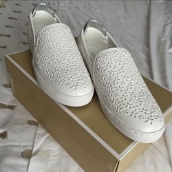 NEW Sz 6.5 Fit 7 Michael Kors Off White Flat Shoes SALE SALE $55 🍀